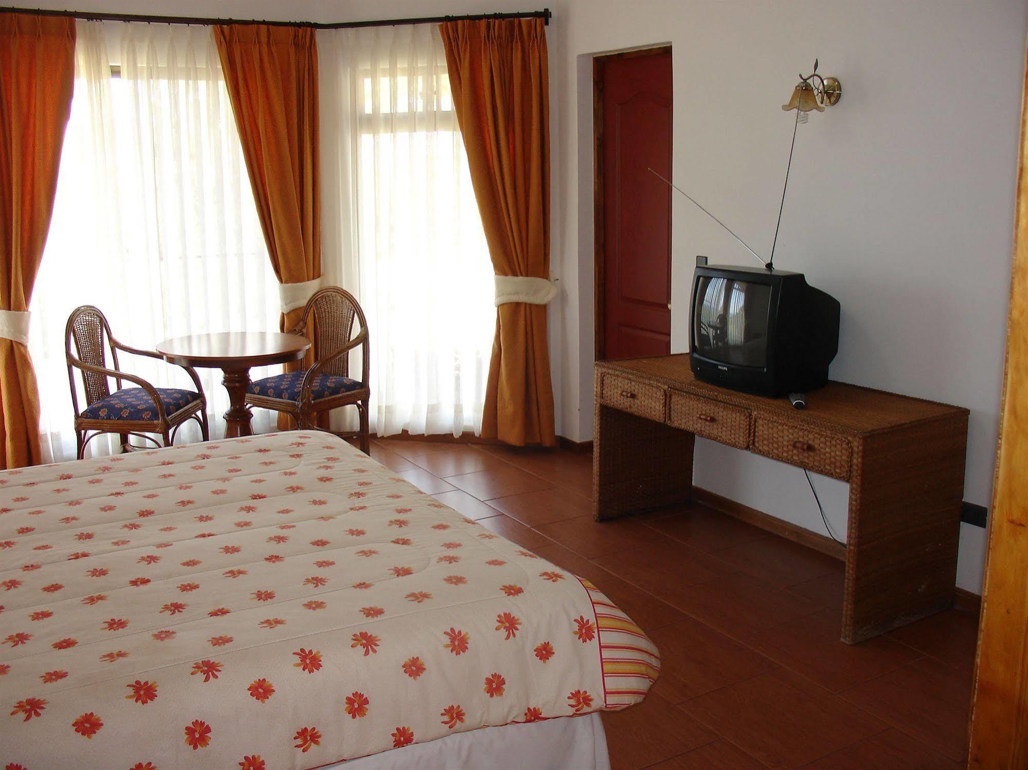 Hotel Victoria Hanga Roa Exterior photo