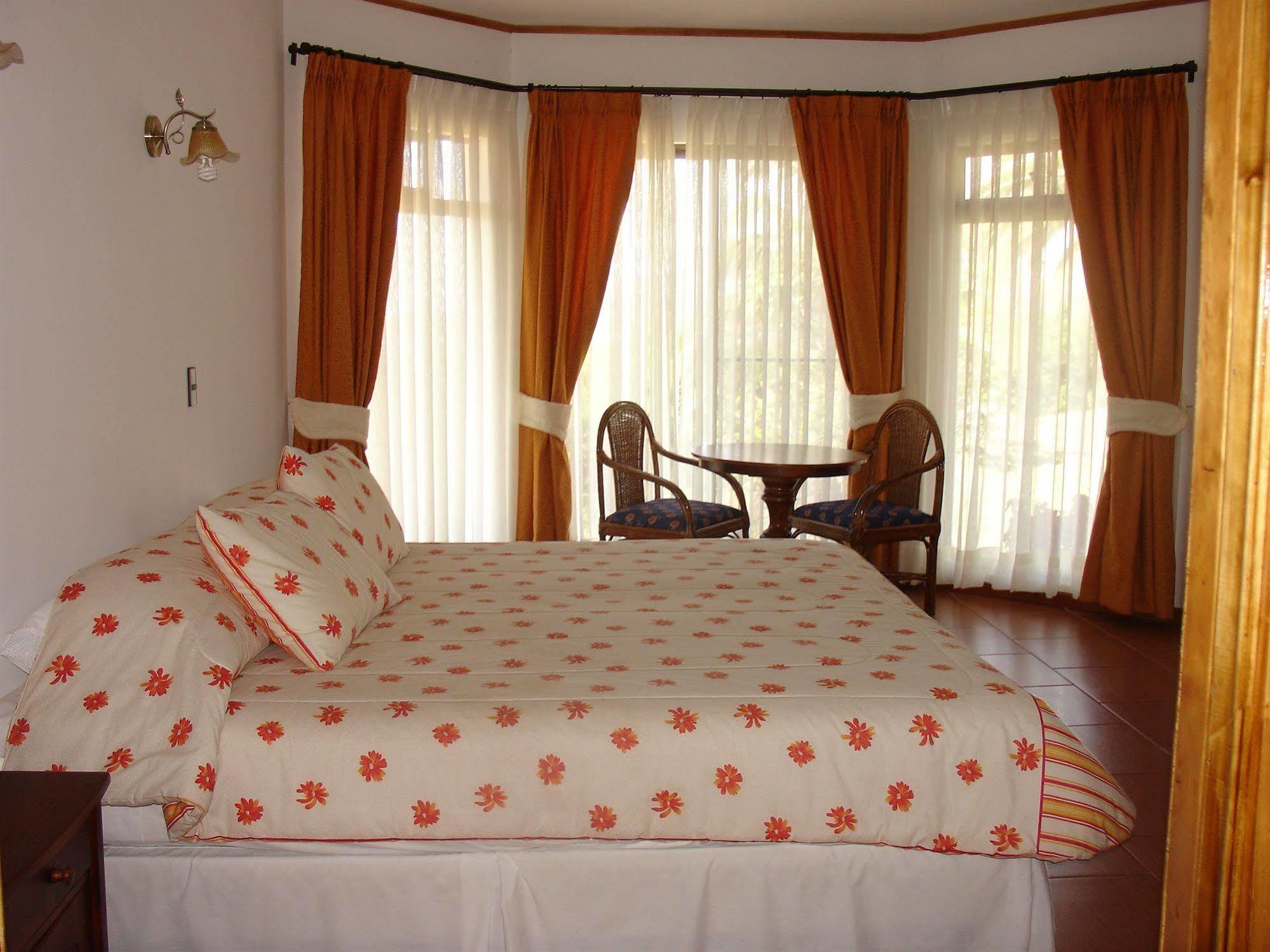 Hotel Victoria Hanga Roa Exterior photo