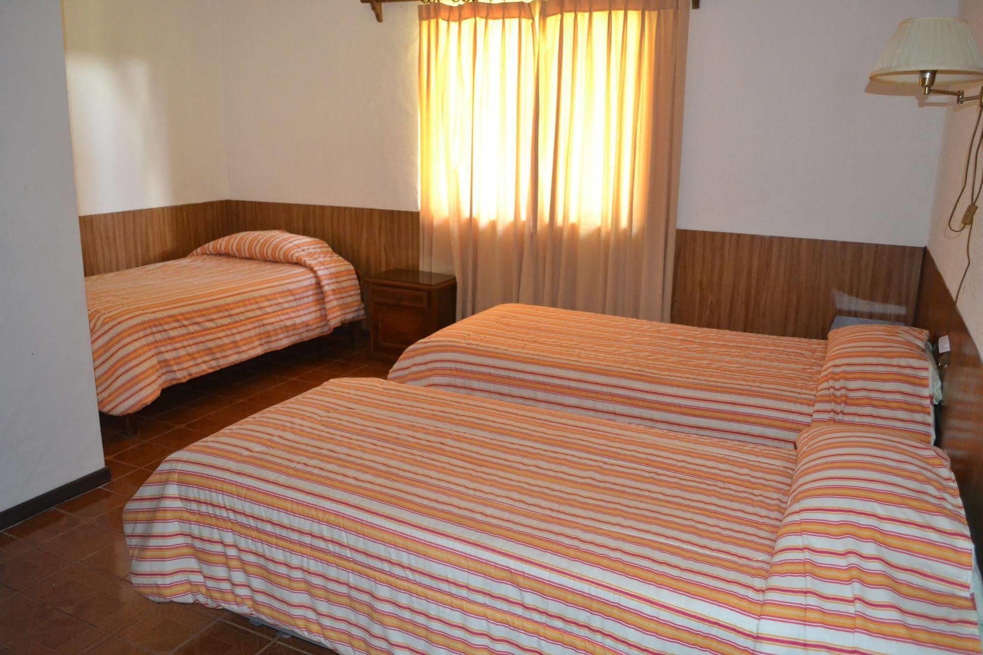 Hotel Victoria Hanga Roa Exterior photo