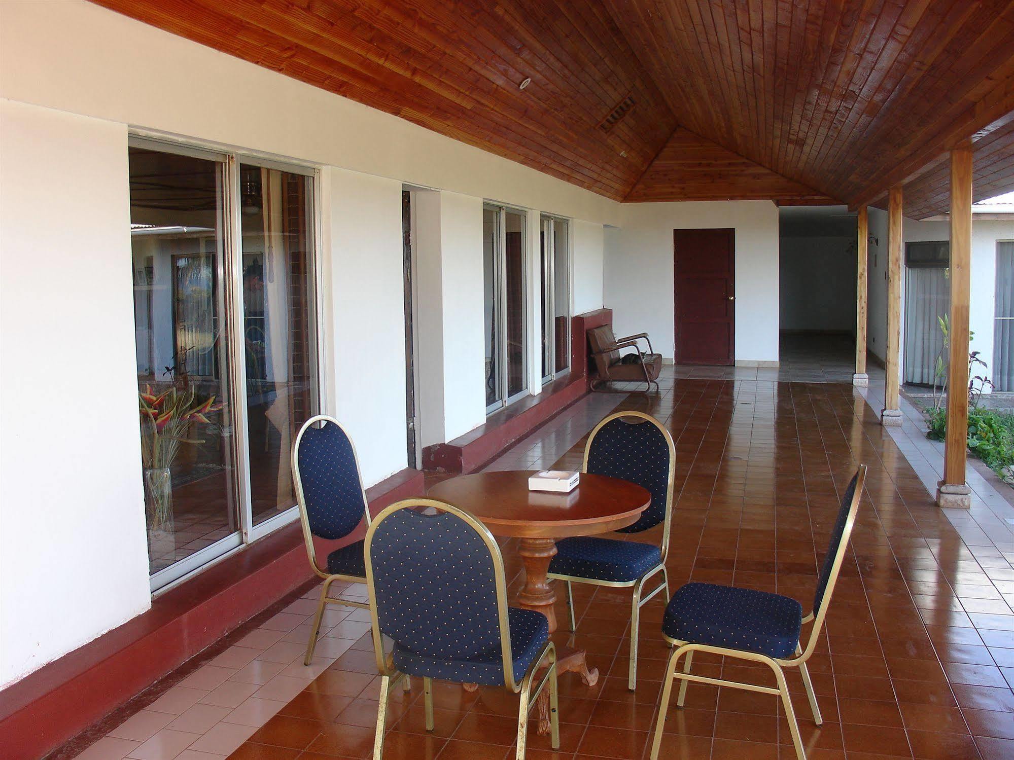 Hotel Victoria Hanga Roa Exterior photo