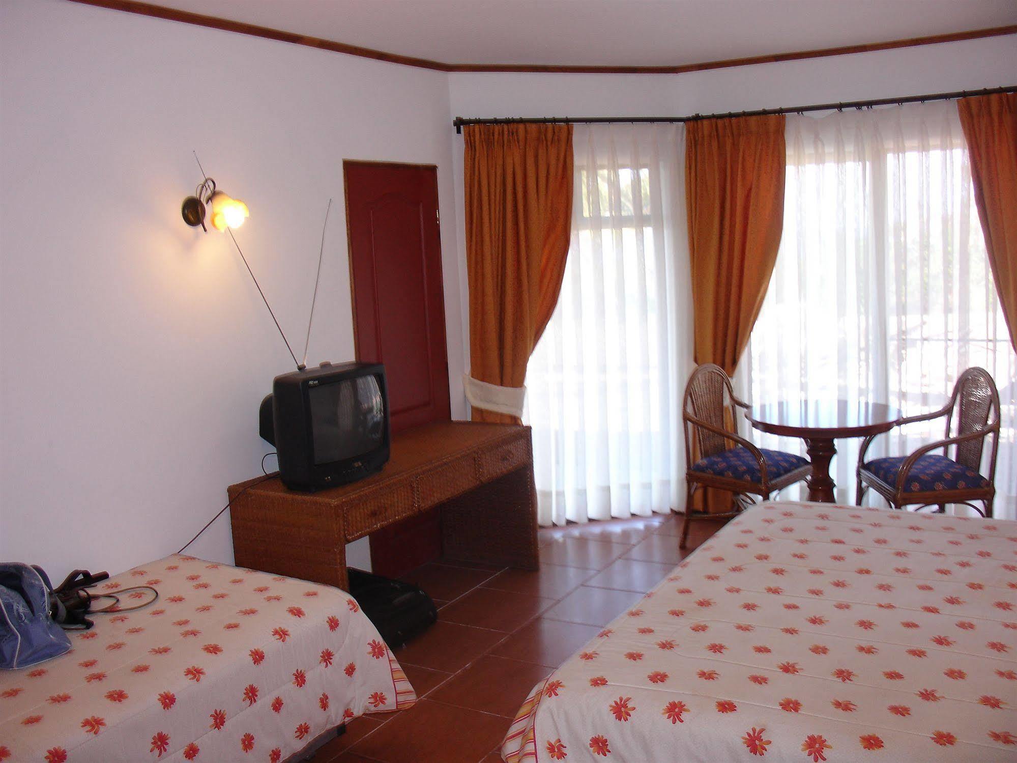 Hotel Victoria Hanga Roa Exterior photo
